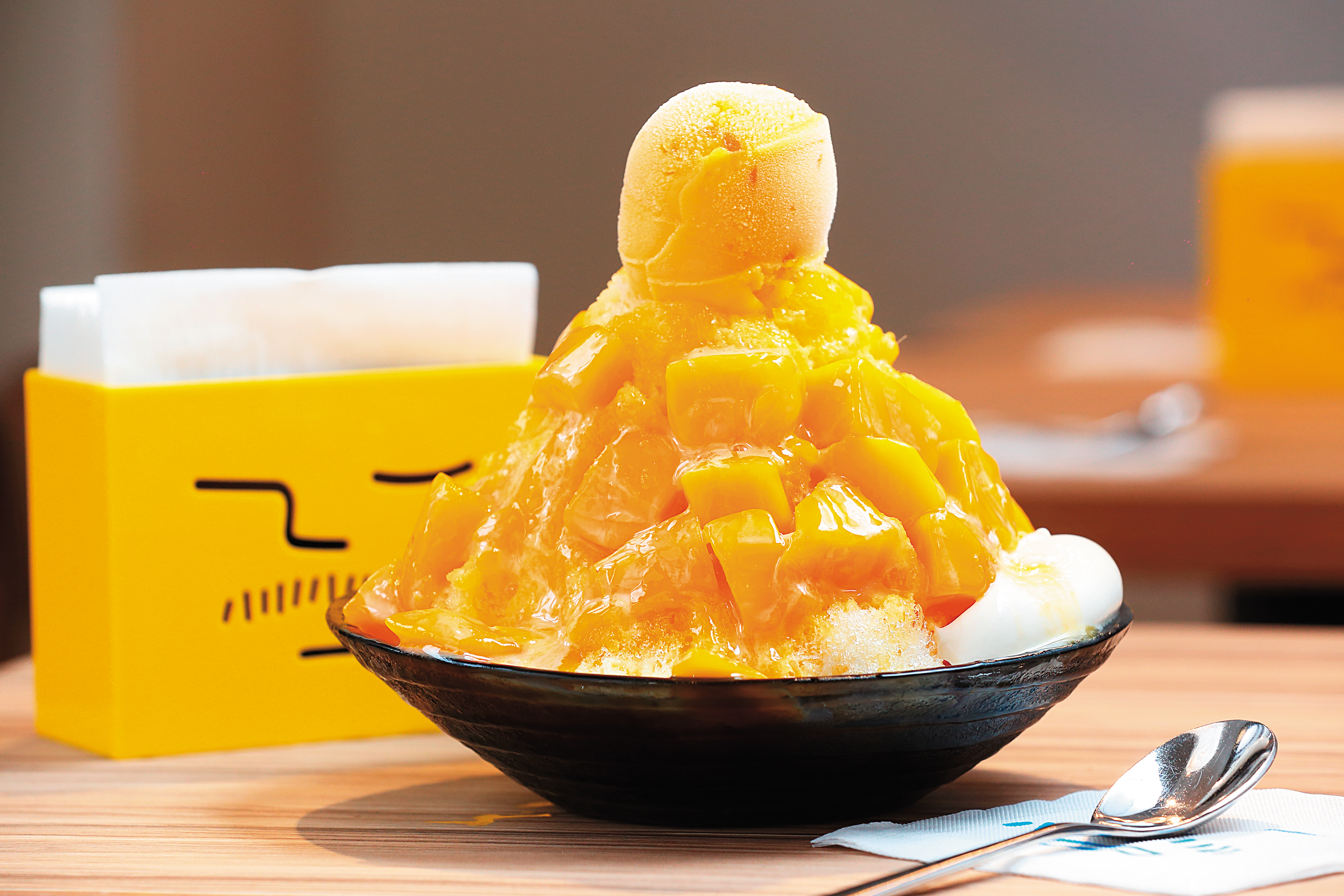 「原創新鮮芒果冰」是店內招牌產品,因堅持使用新鮮芒果,故為夏季限定。(220元/份)
