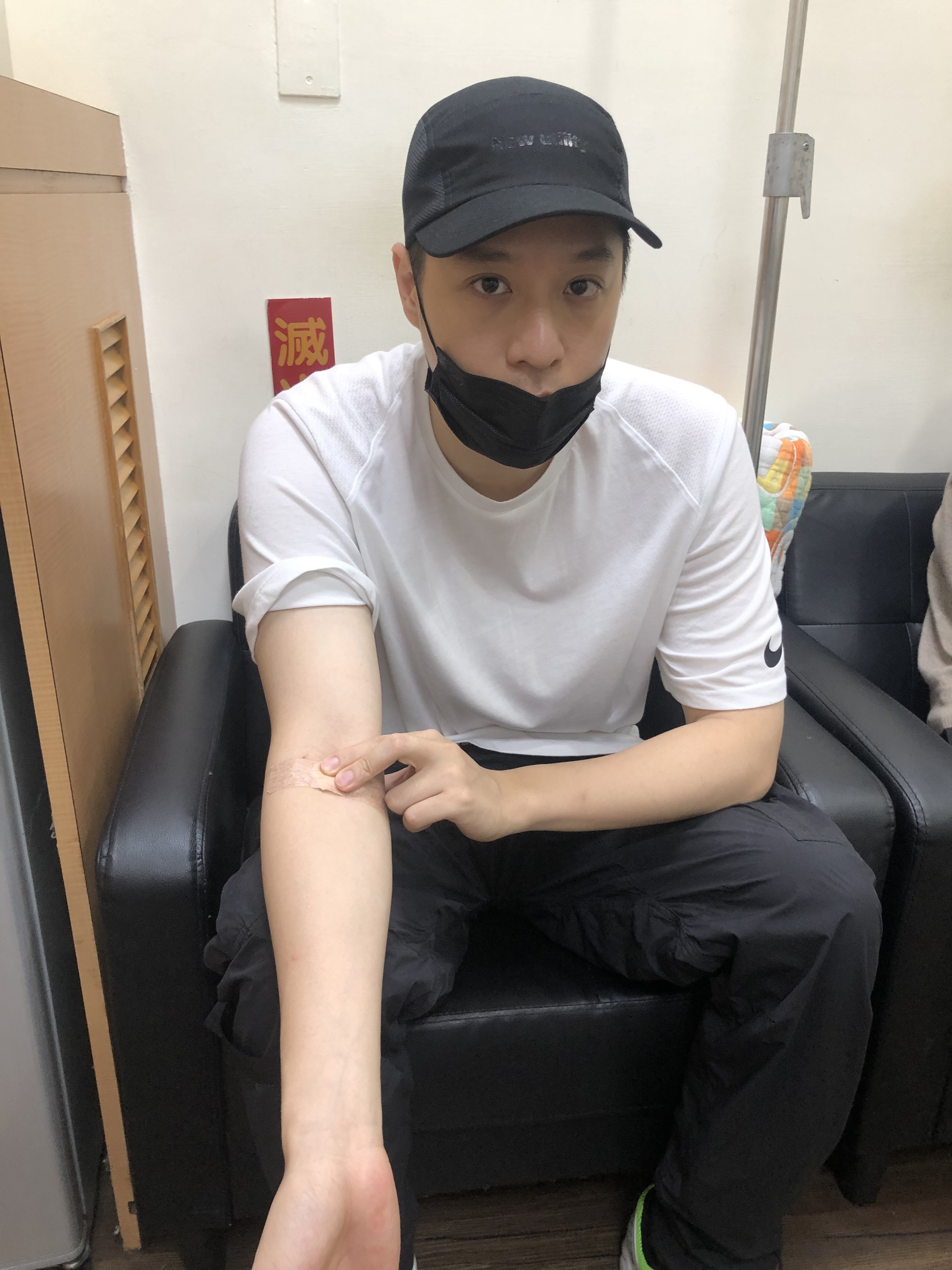 演出登場前，感冒的周湯豪先打了一劑救命針，即抱病上場演出。（索尼唱片提供）