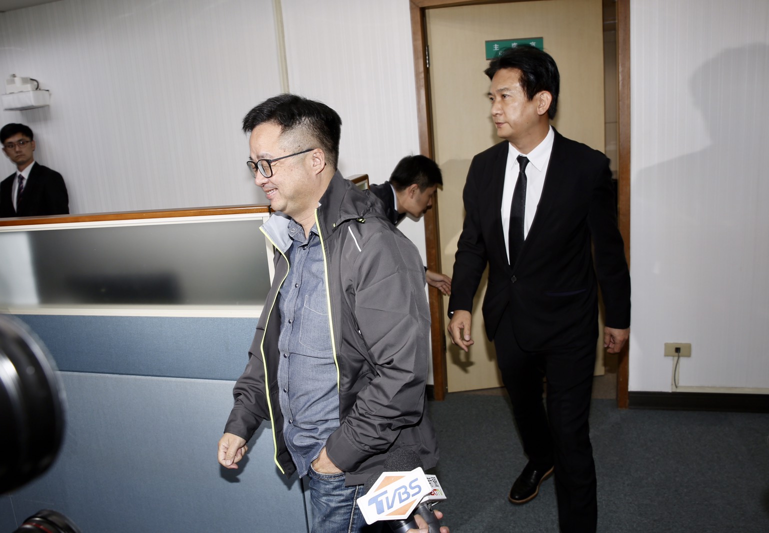 賴清德陣營代表林俊憲（右）雖然反對修改辦法，但也表達尊重中執會決議，因此會中採共識決，並未表決。