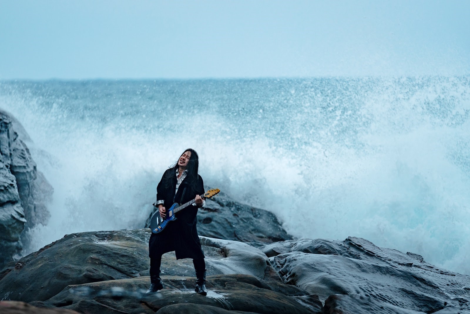 紀錄片《出發》導演黃茂森執導乱彈阿翔〈每個瞬間〉MV，還要求他在大浪中高歌。（相信音樂提供）