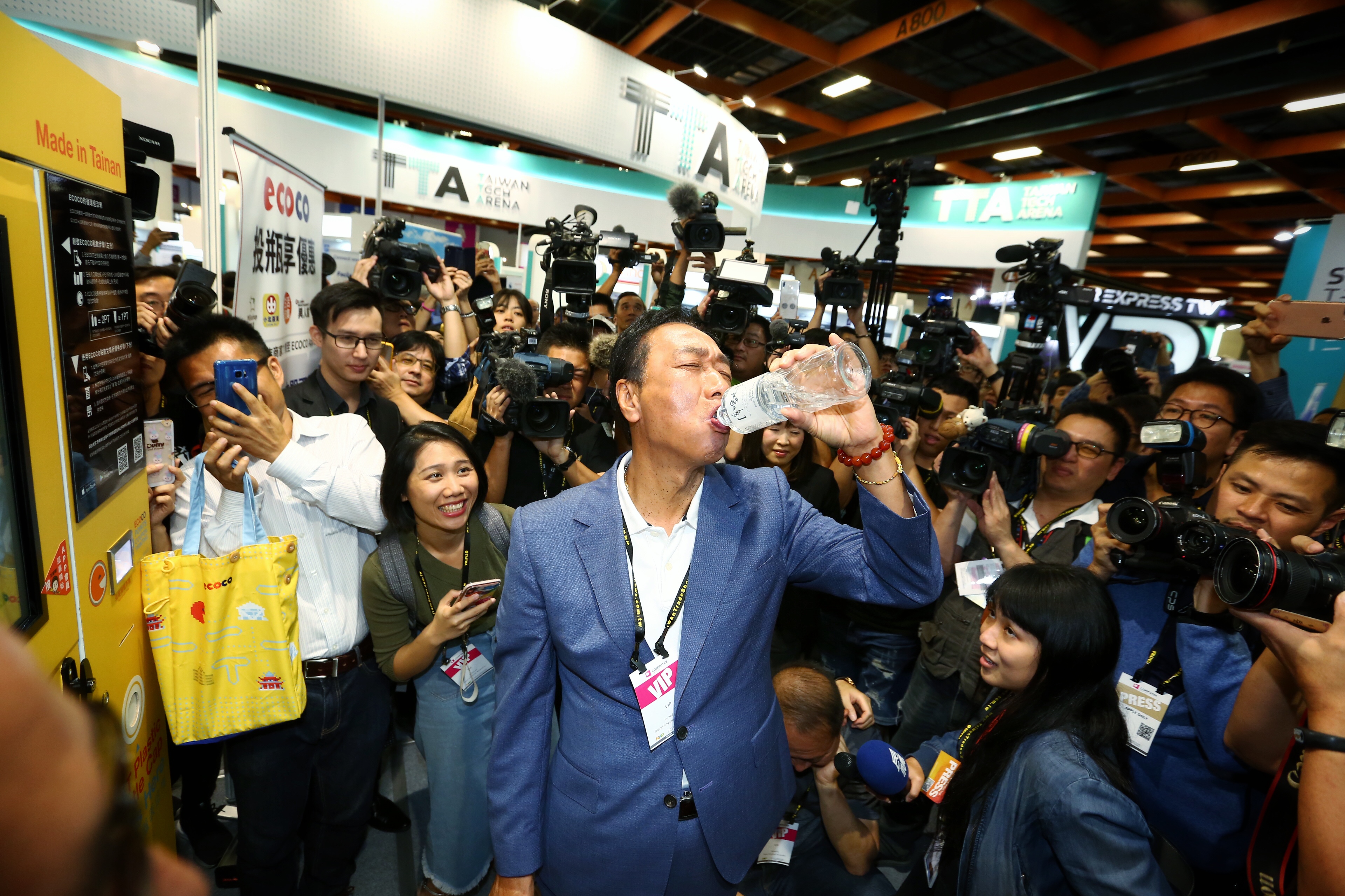 郭台銘一口氣大灌600c.c.礦泉水,隨後示範寶特瓶回收。