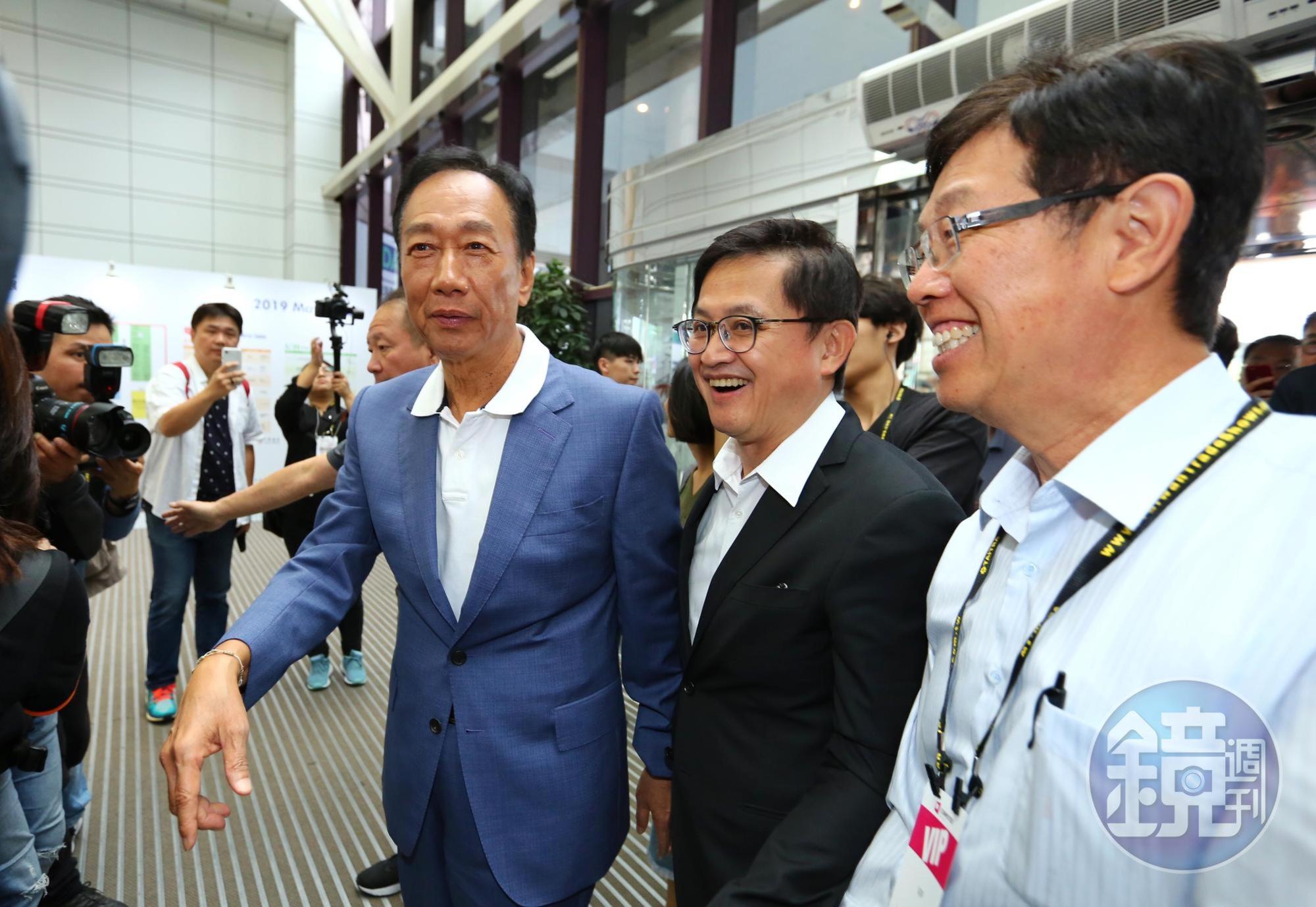 鴻海董事長郭台銘大逛台北國際電腦展，電電公會理事長童子賢親自接待。