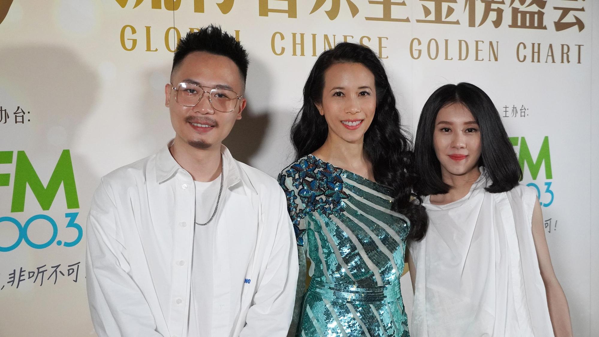 蕭秉治與白安參加「流行音樂全金榜」,在後台遇見女神莫文蔚,趕緊搶拍合照。(相信音樂提供)