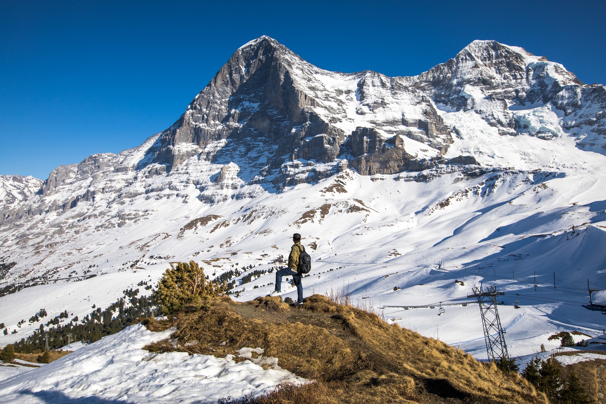 在小夏戴克站徒步而行，也可以見到艾格峰聳立。