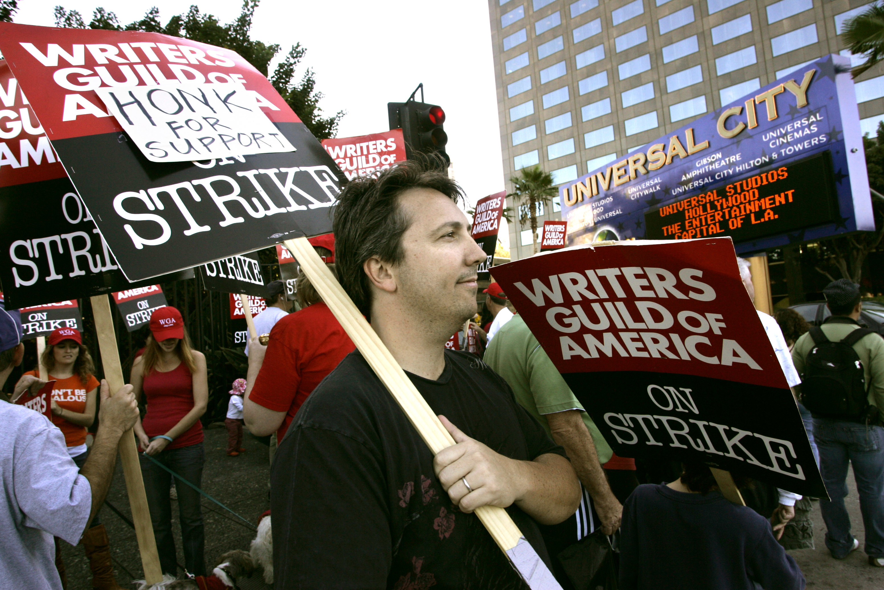 最近為爭取權益而摃上經紀人協會的好萊塢編劇工會，2007年也發起過大規模罷工，造成60部影視劇停擺。（東方IC）