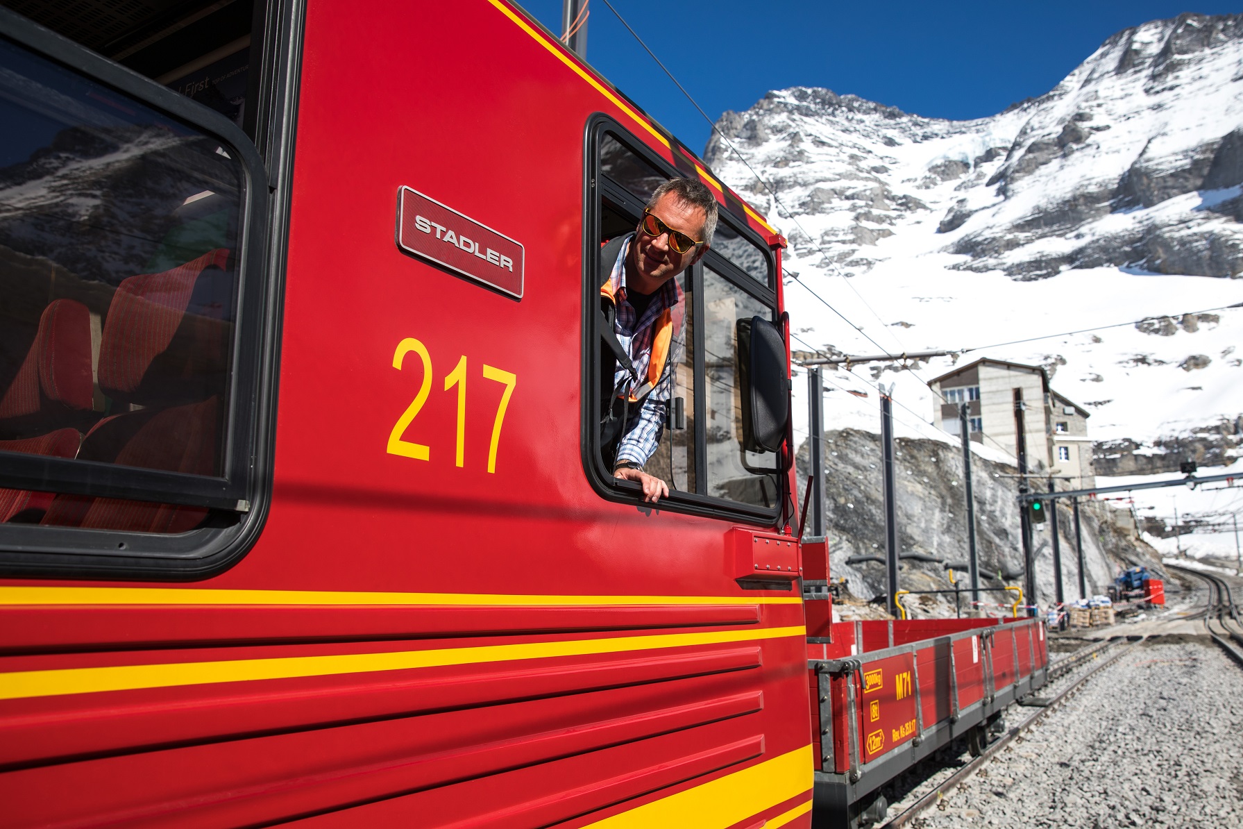 至小夏戴克搭乘外觀紅色的齒軌列車，可一路直奔山頂，有緊張更有期待。