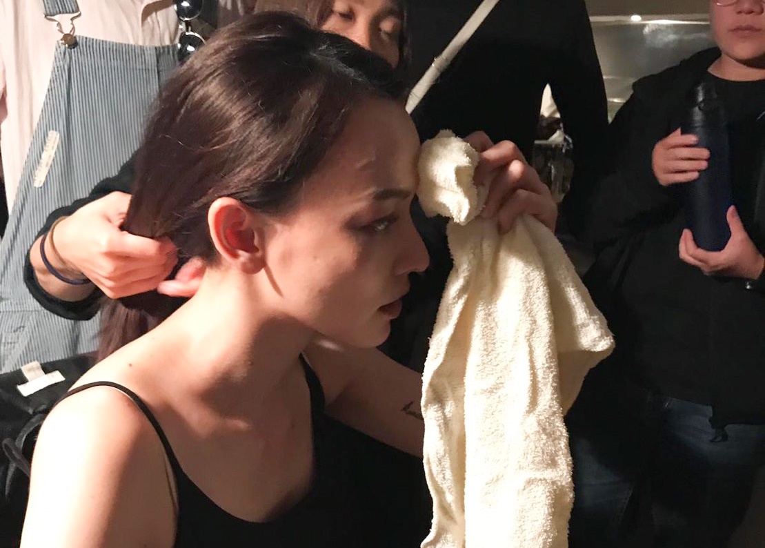 姚以緹第一天進組拍戲，就被修杰楷重重一擊，立刻冰敷。（福斯傳媒提供）