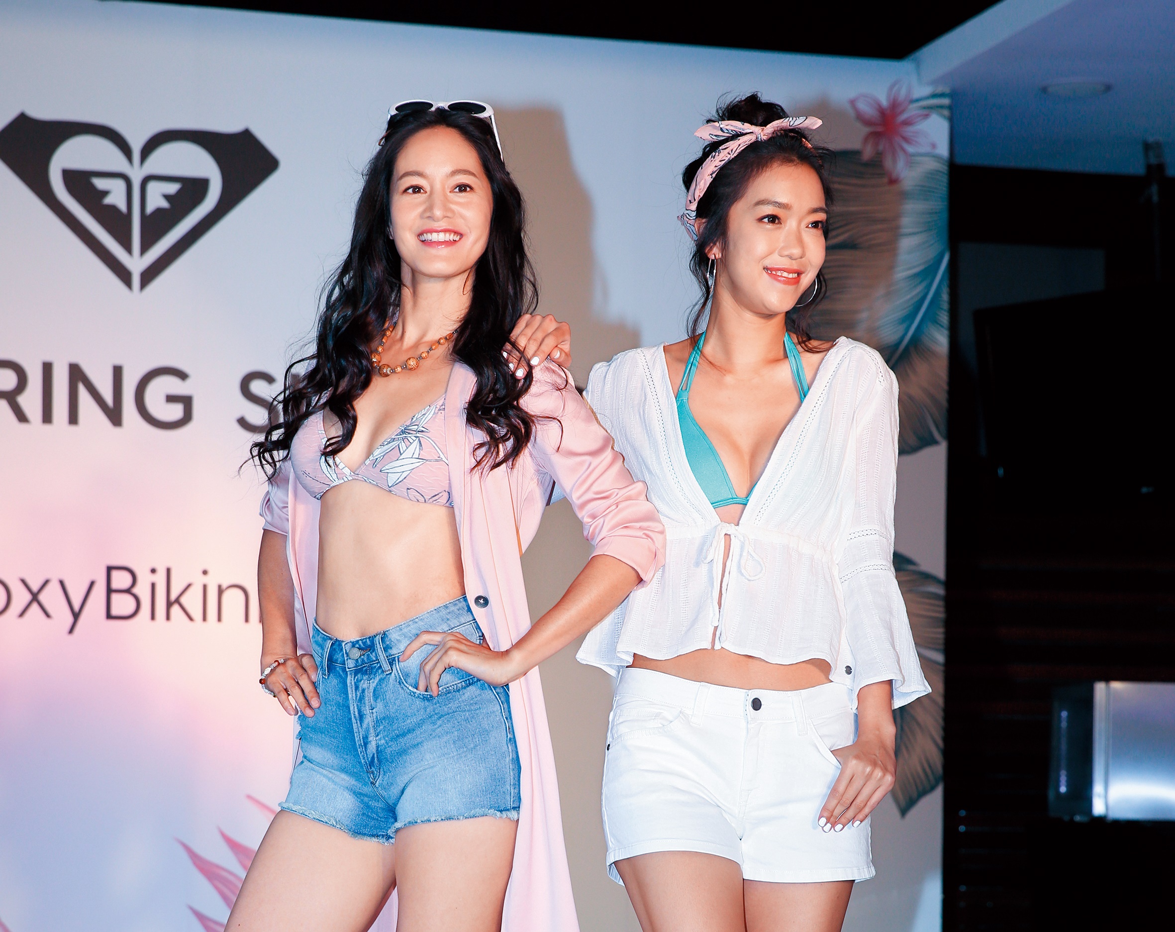 當天Janet（左）跟大霈（右）同台，大霈穿輸她就算了，右胸也被Janet的手肘搶鏡。