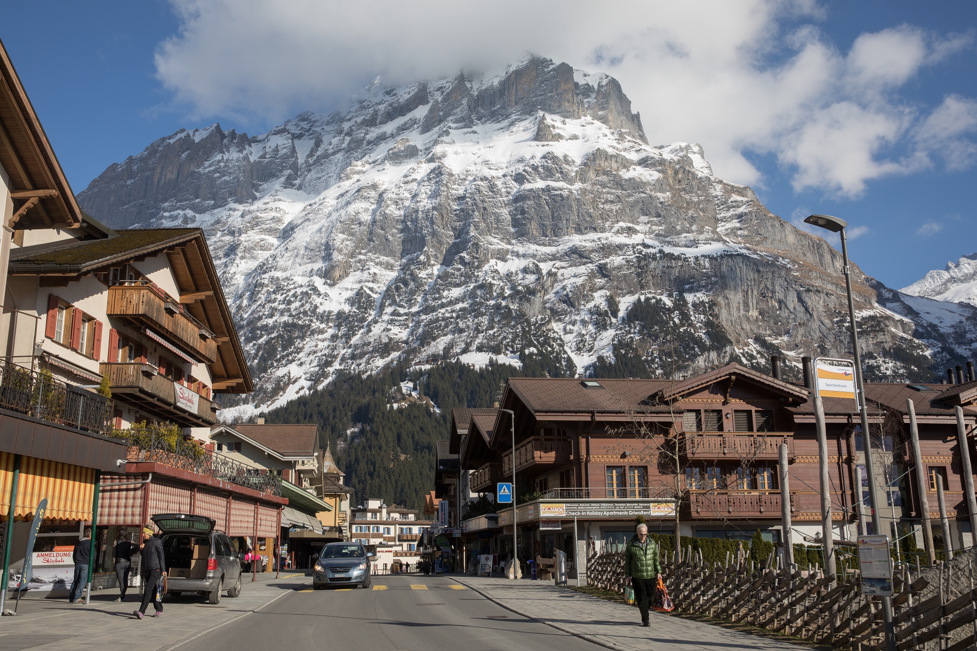 走在格林德瓦鎮上，山就在眼前。