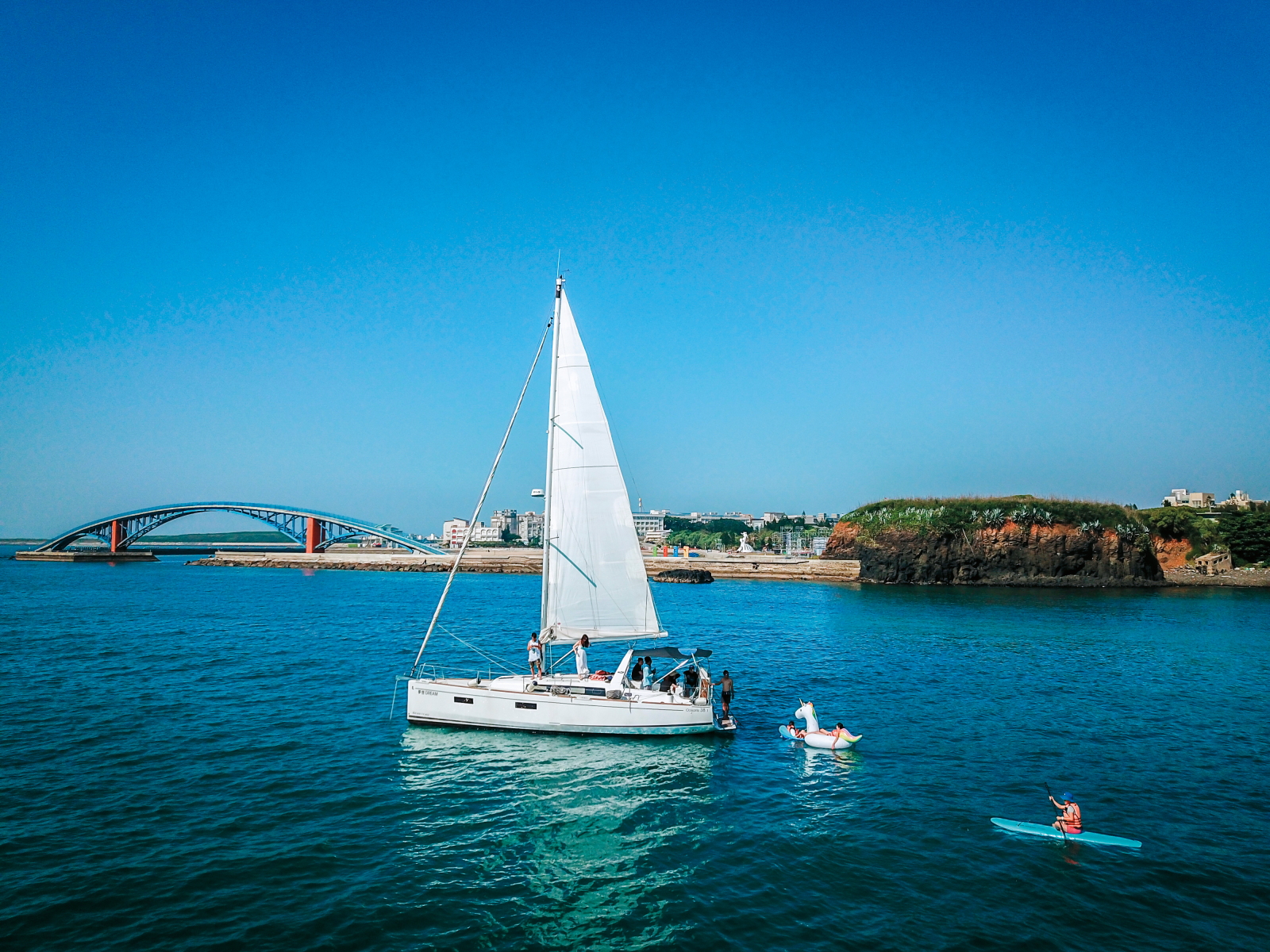帆船旅程的終點會開往觀音亭，讓大家可以自由下海戲水，或繼續待在船上放空。