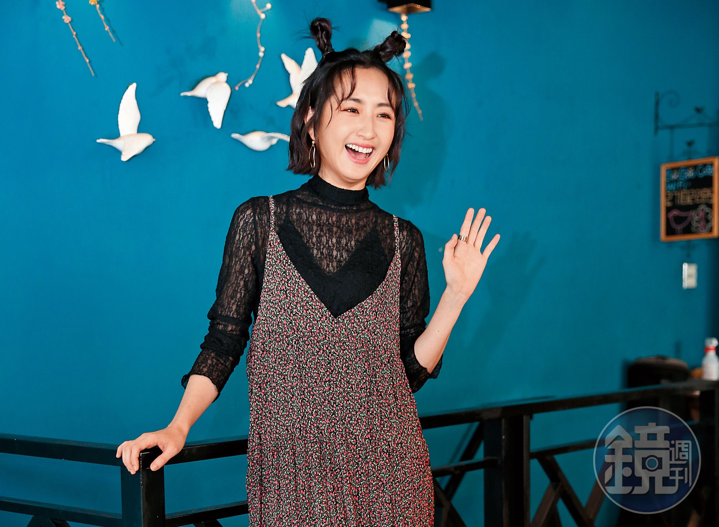 柯佳嬿自己一人出來宣傳，造型上出了怪招，各式元素混搭，也是讓人滿臉問號。
