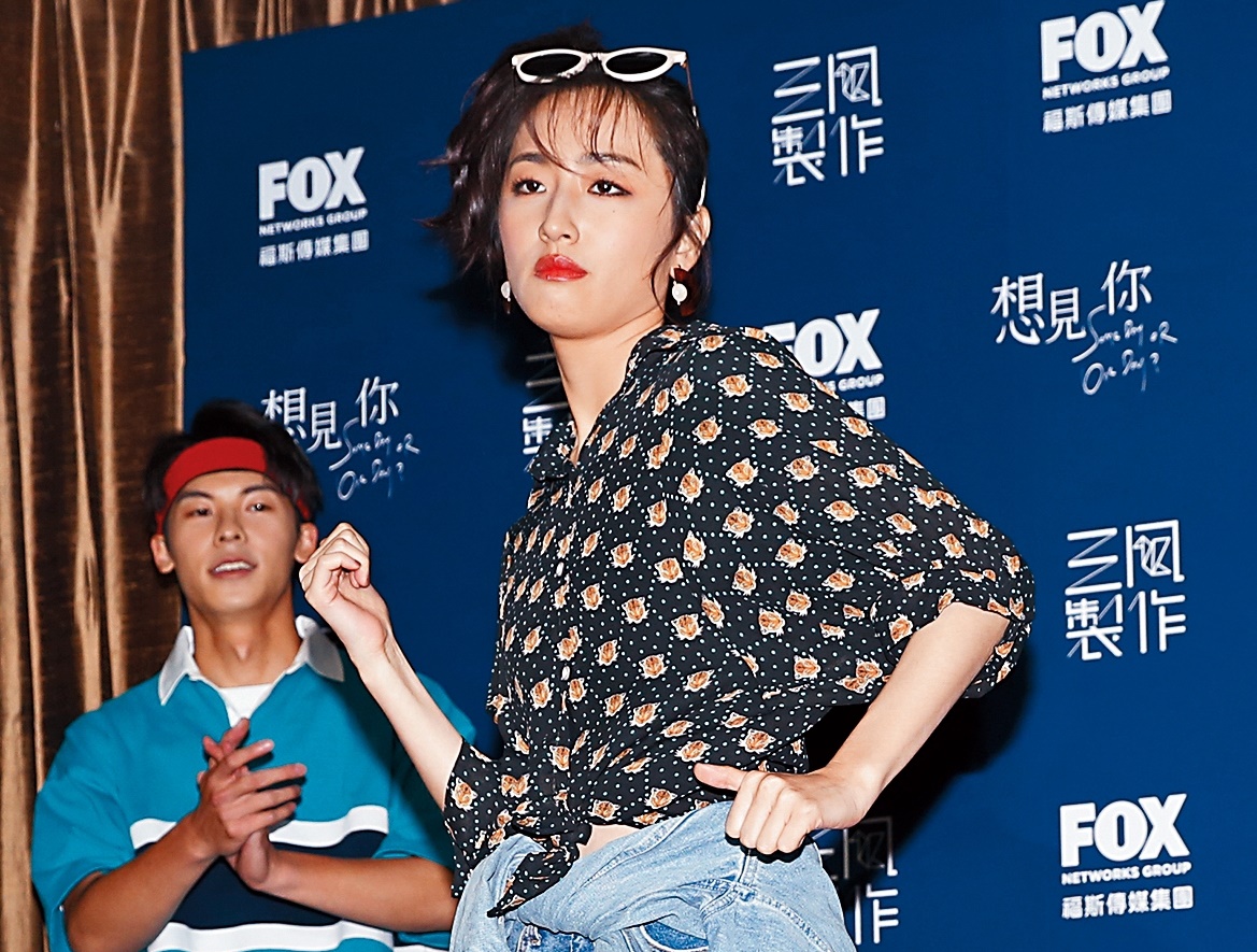 之前柯佳嬿(右)復古騷舞,然後說自己是中森明菜,看來對自己的誤會頗深。