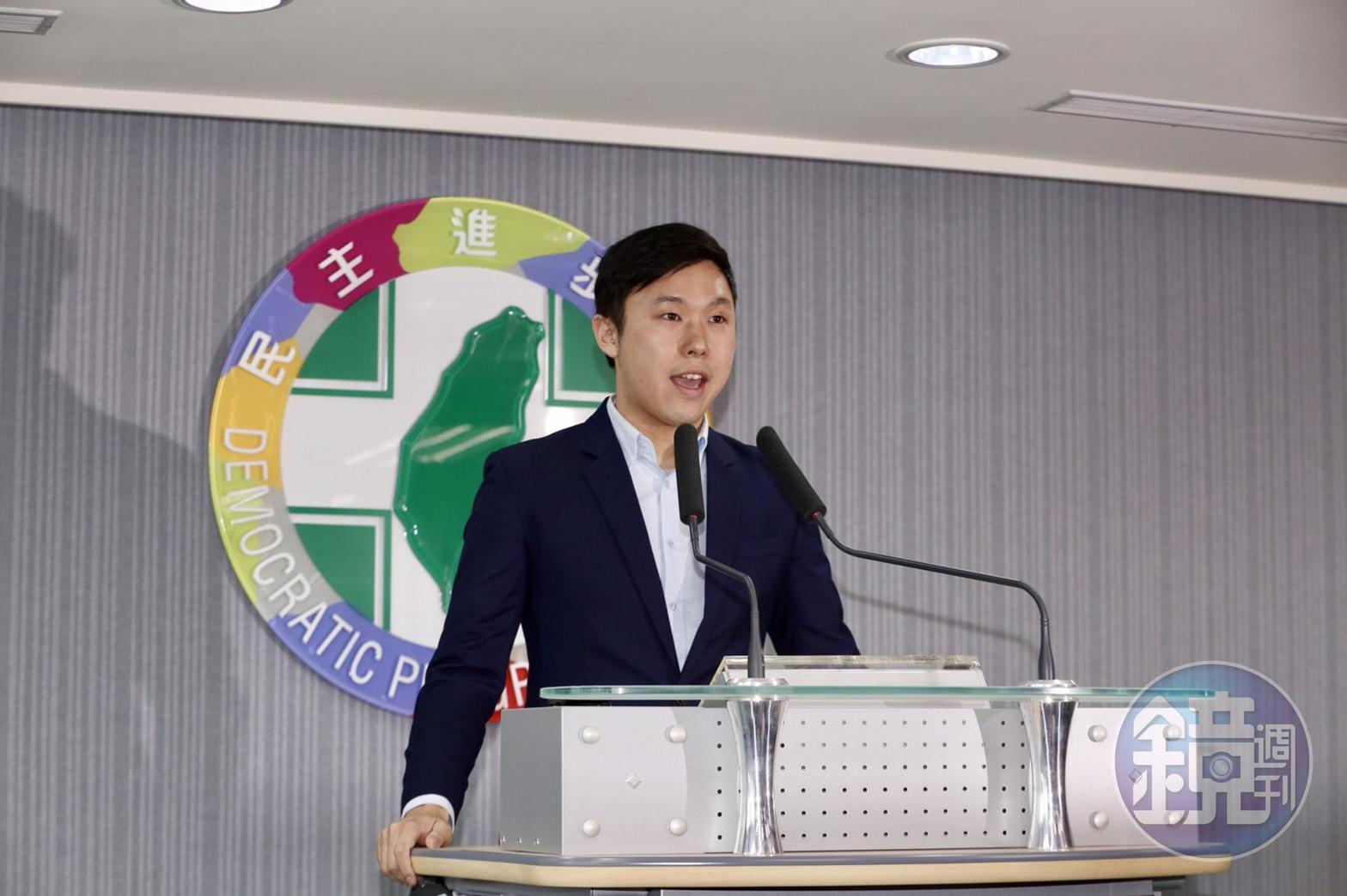民進黨發言人李問轉述中執會結論。