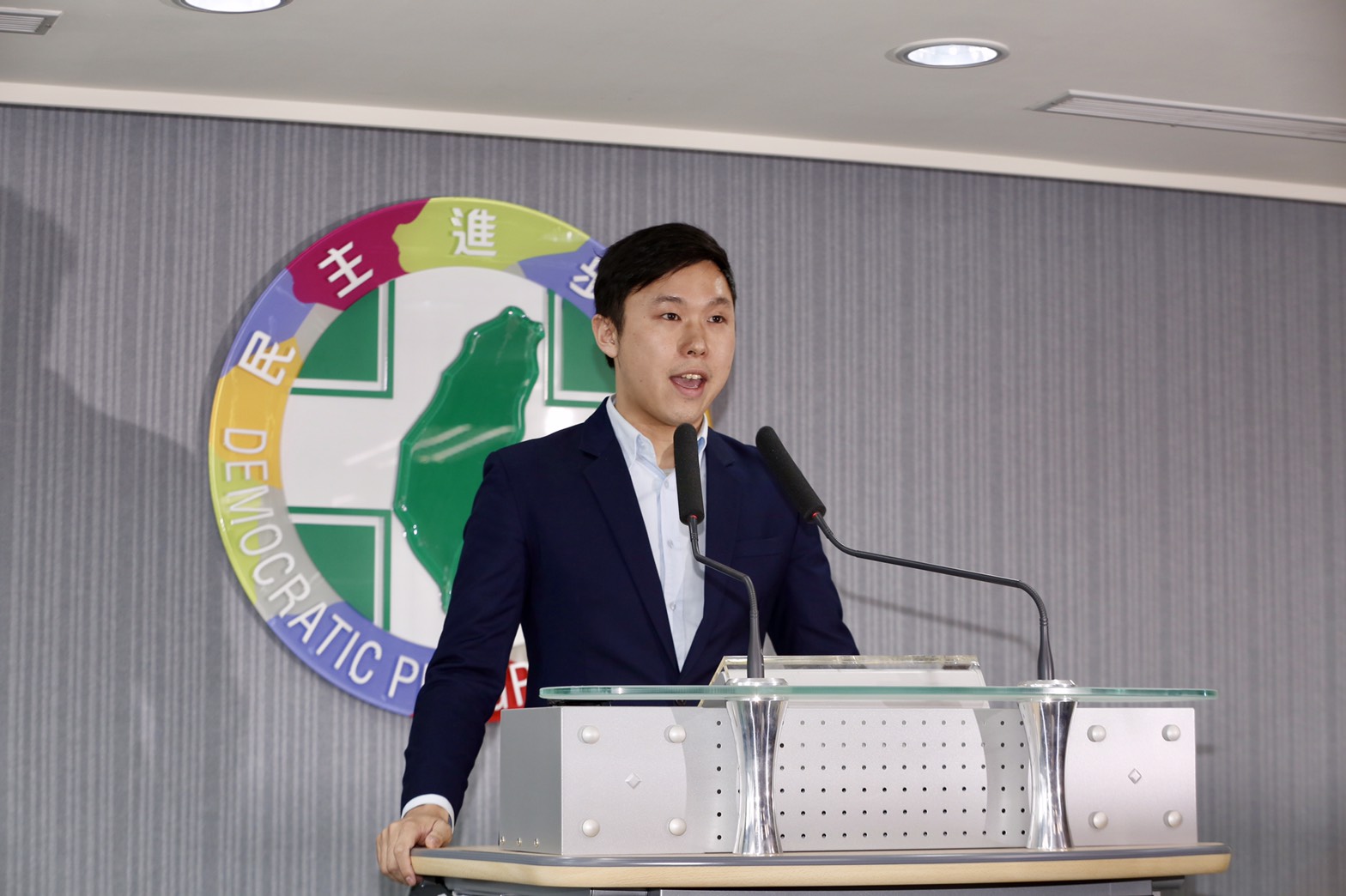 民進黨發言人李問轉述中執會結論。