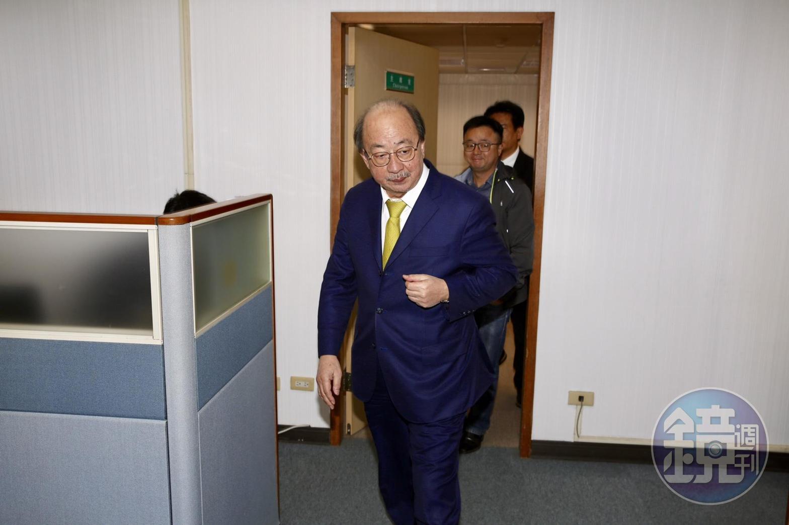 民進黨團總召柯建銘居間協調，讓今天中執會順利達成共識決。