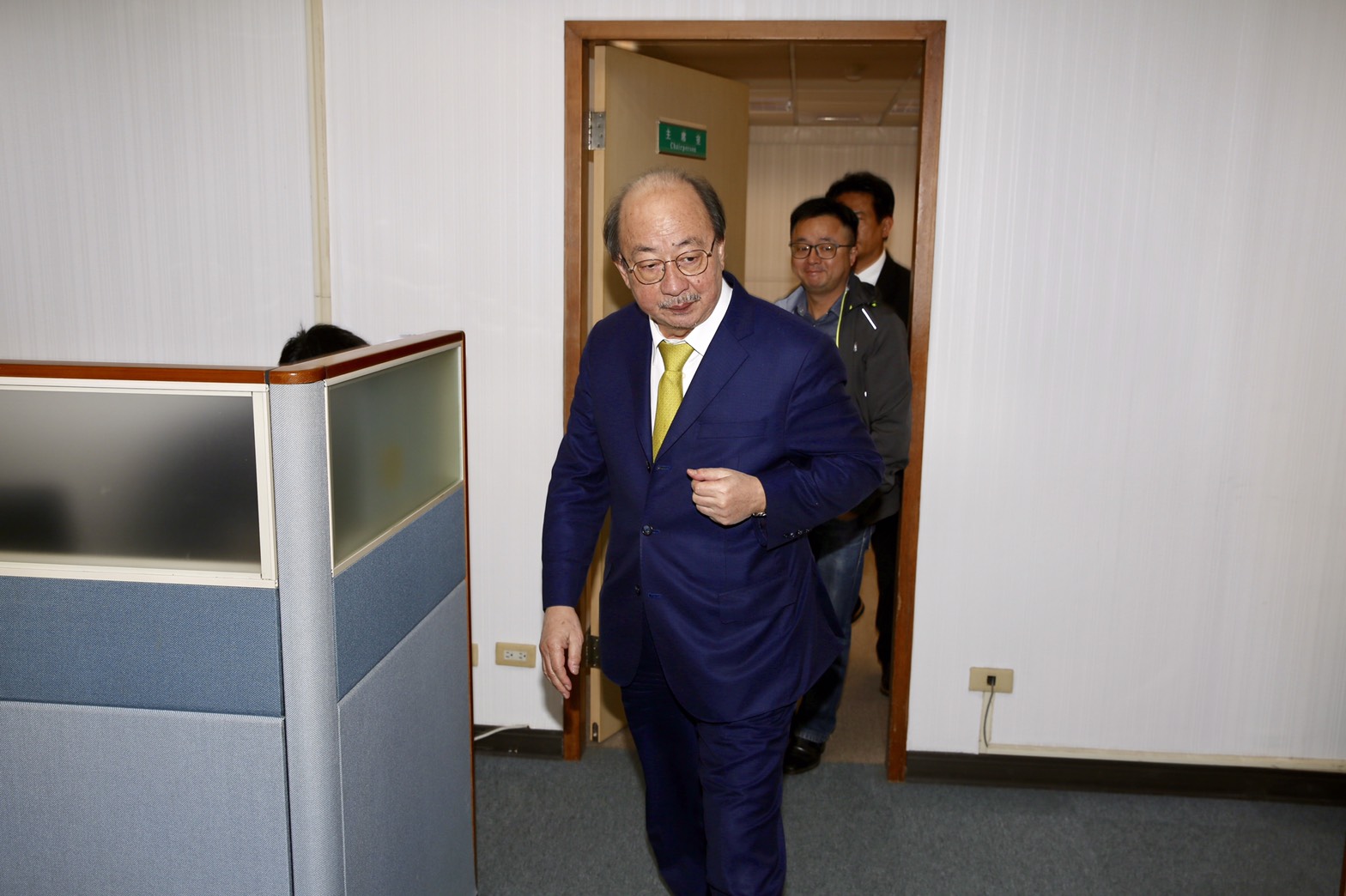 民進黨團總召柯建銘居間協調,讓今天中執會順利達成共識決。