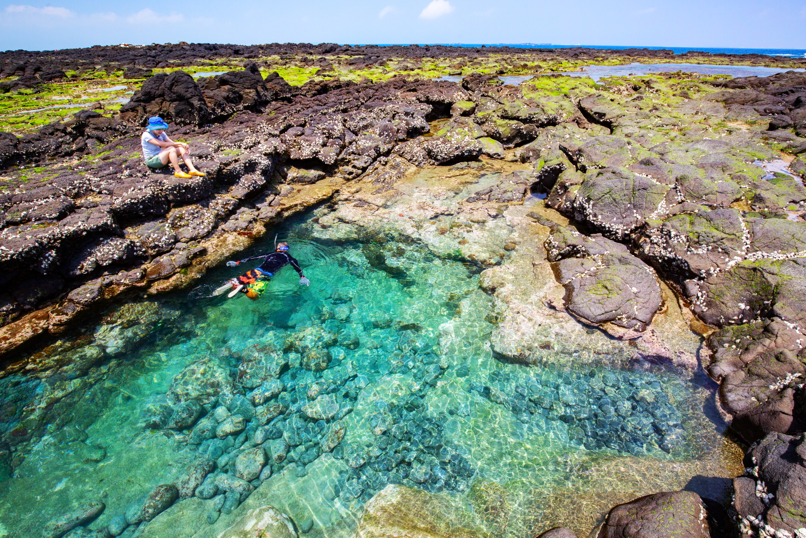 澎湖東海毛司嶼的潮池，有著透明翠綠的海水，讓人忍不住想跳下去與魚群共遊。