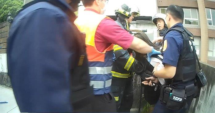 警消在現場成功阻止情緒失控的女子跳樓。（警方提供）
