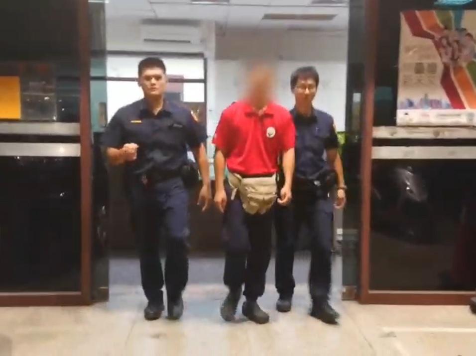 王姓男子（中）被依違反動保法移送檢方偵辦。（警方提供）