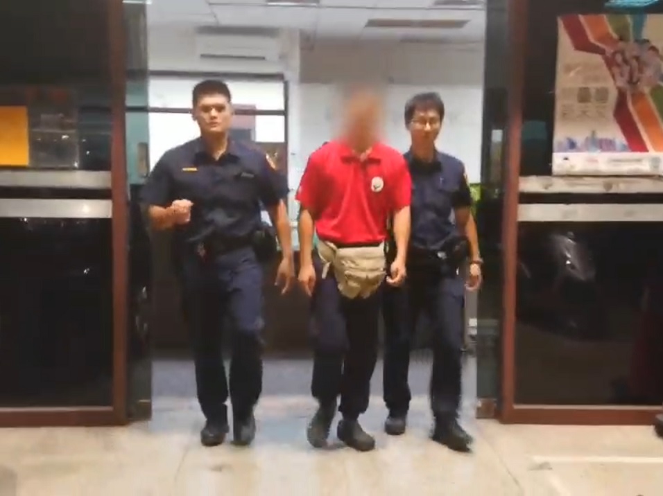 王姓男子（中）被依違反動保法移送檢方偵辦。（警方提供）