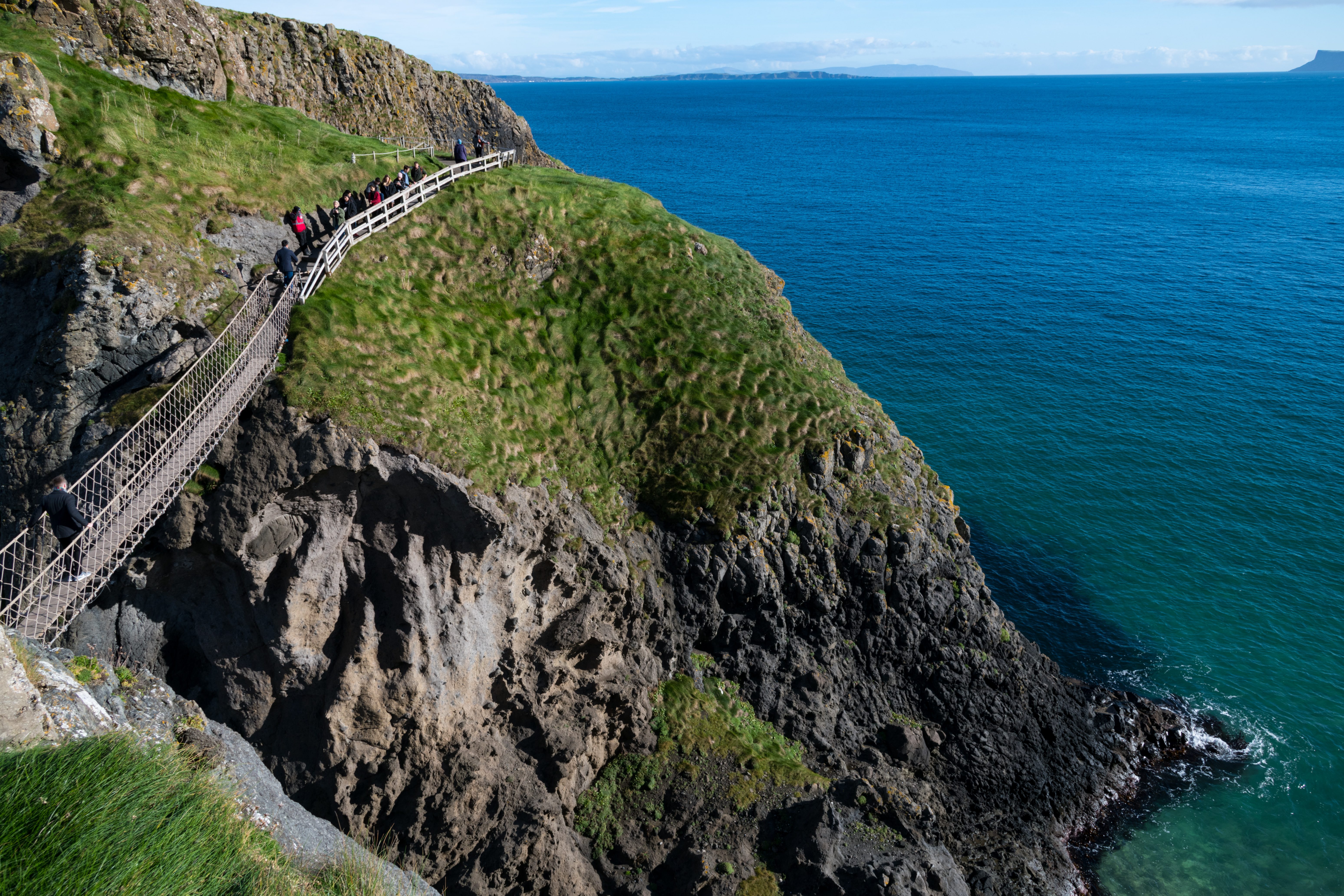 北愛爾蘭海岸的「卡里克-雷德索吊橋」為30公尺高的繩索橋，一次僅容8人通過。