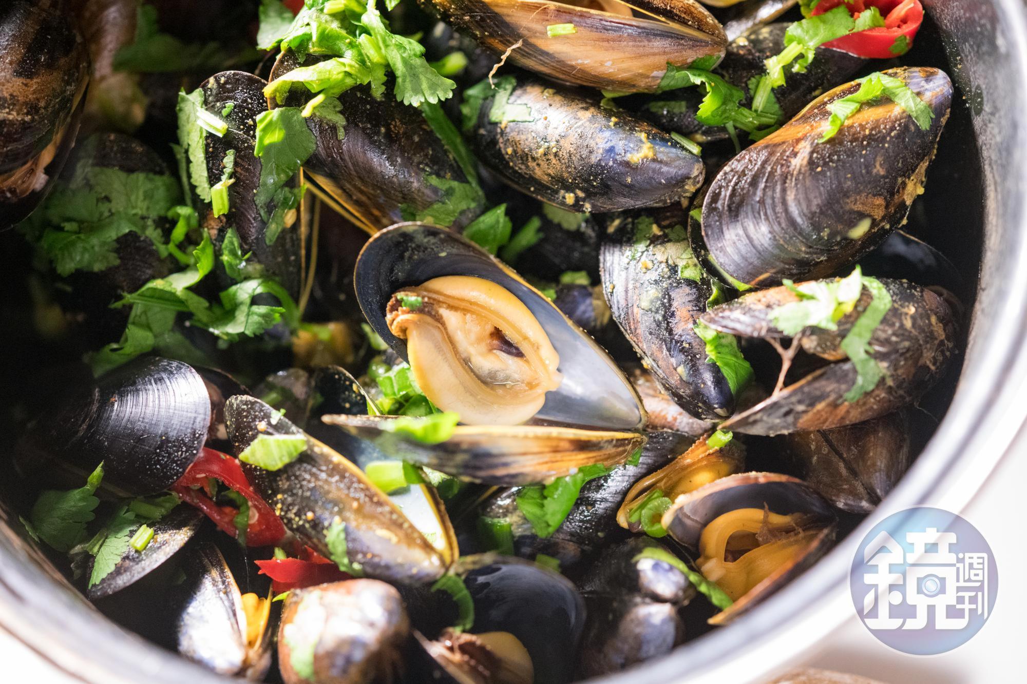 「Mourne Mussels & Crusty Roll」淡菜奶油蒜香濃郁。（13英鎊／份，約NT$533）