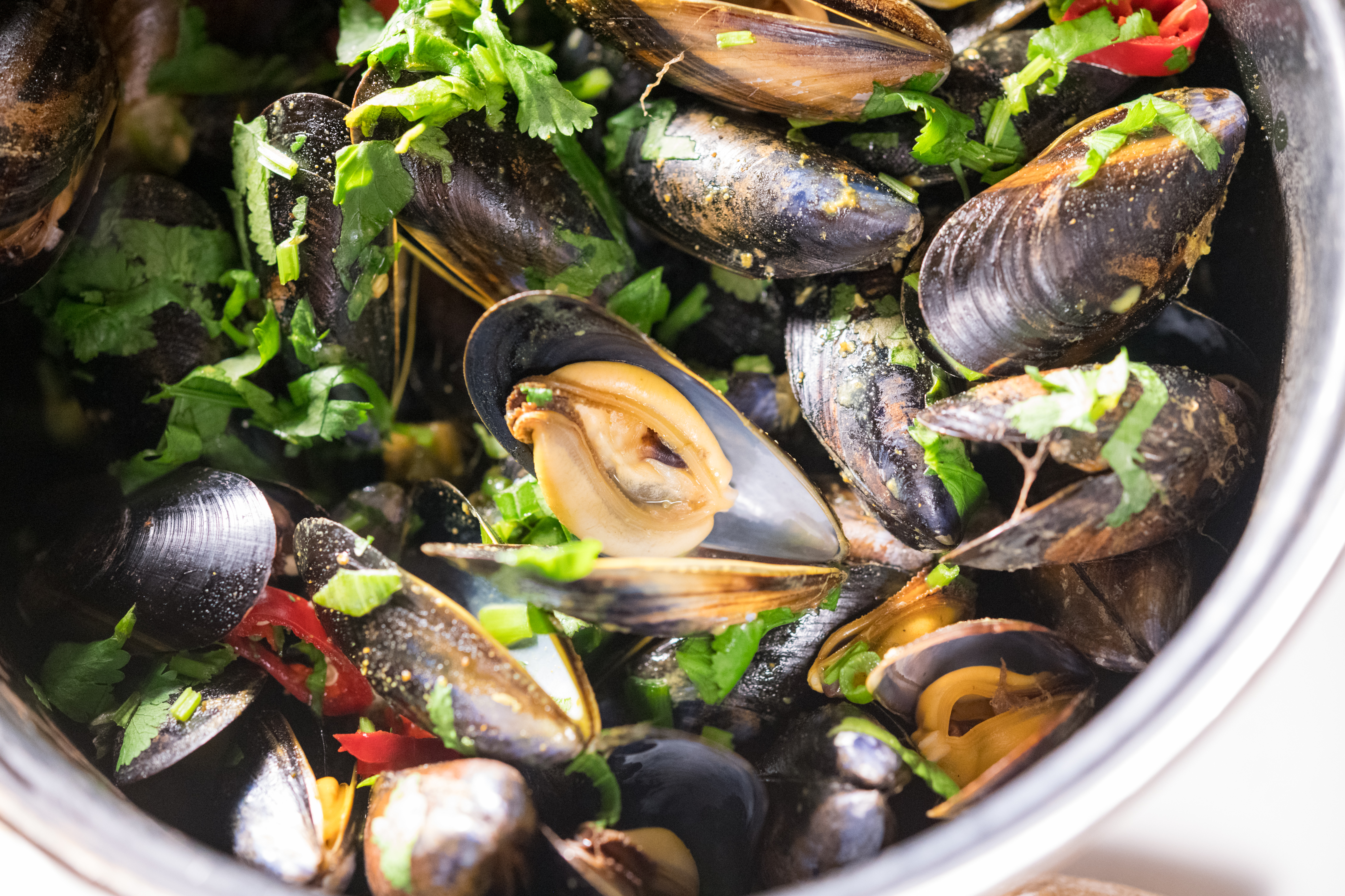 「Mourne Mussels & Crusty Roll」淡菜奶油蒜香濃郁。(13英鎊/份,約NT$533)