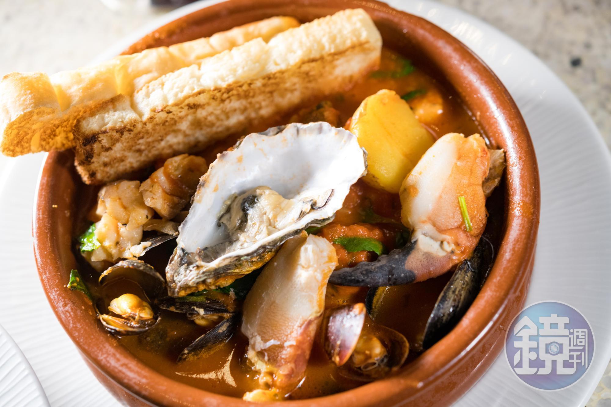 「Mourne Seafood Casserole」砂鍋綜合海鮮鹹香有味。（12英鎊／份，約NT$492）