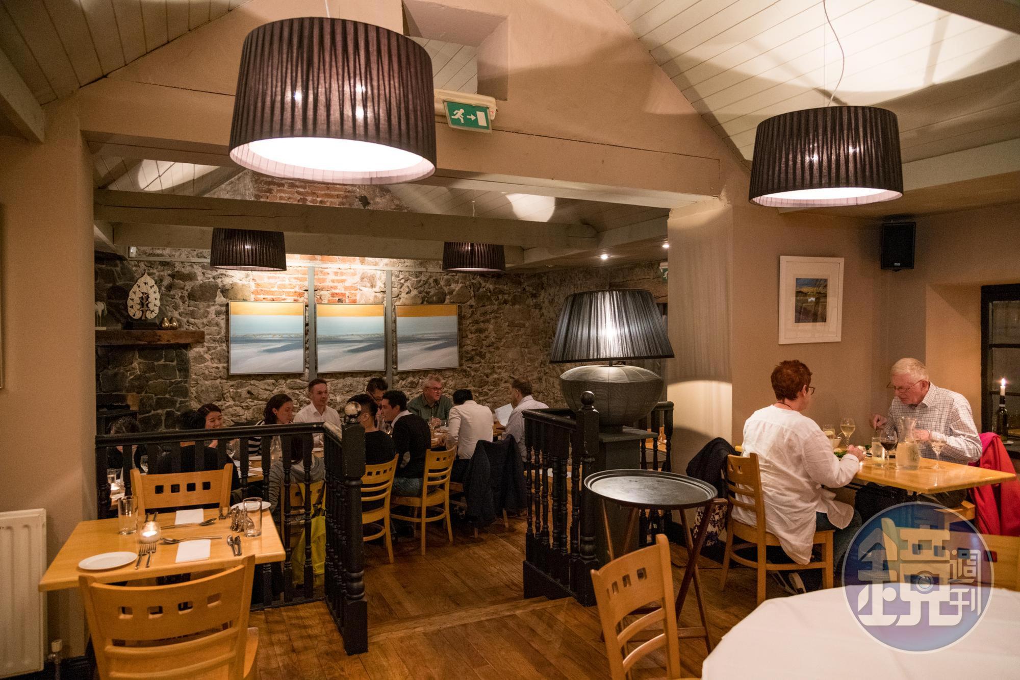 「Tartine at the Distillers Arms」餐廳過去是布什米爾威士忌酒廠主人的家，空間溫馨舒適。