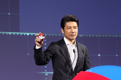 任天堂硬體開發部的丸山和宏展示「Pokémon GO Plus+」，中間按鈕的部分裝有可以明滅的LED燈。（圖／https://www.4gamer.net/games/462/G046206/20190529127/）