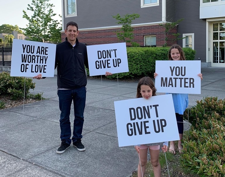 美國西雅圖一名父親廣設標語，盼能為不斷攀升的自殺率做出改變。（翻攝自Colby Wallace臉書）