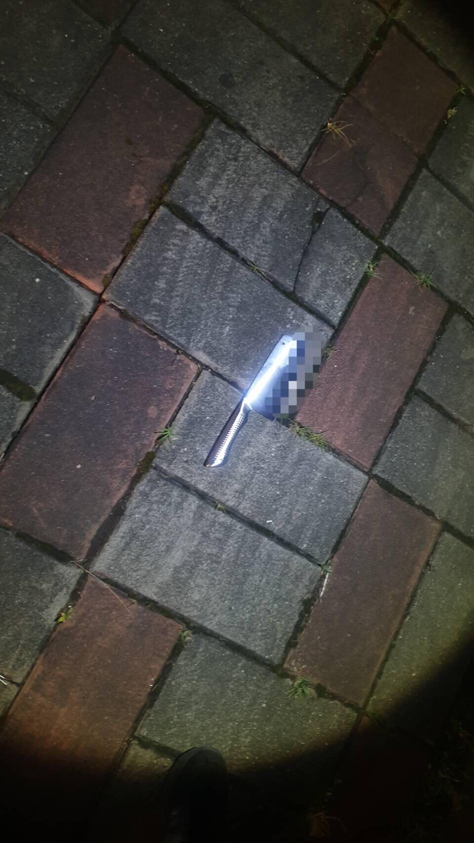 林嫌被逮時,犯案用的菜刀掉落一旁。(警方提供)