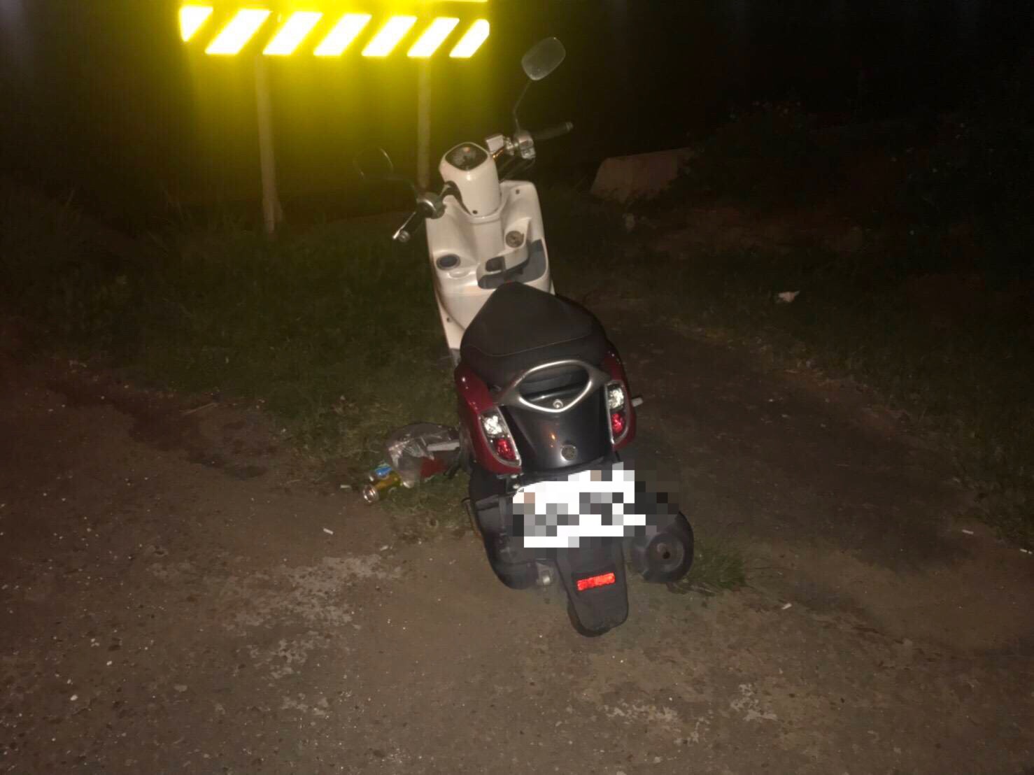 林嫌搶奪的機車遭棄置路邊。（警方提供）