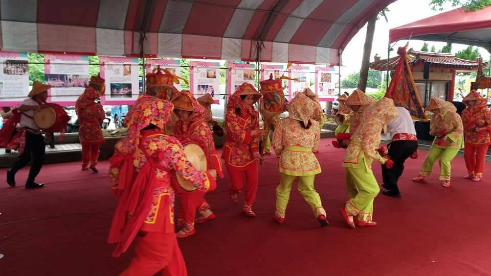 褒忠社區媽媽花鼓隊在2019花鼓文化節記者會上秀舞。（主辦單位提供）