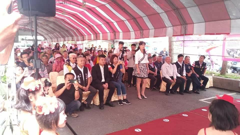 褒忠鄉長陳建名發放粽子及端午禮金給中低收入、邊緣戶及獨居老人。(主辦單位提供)