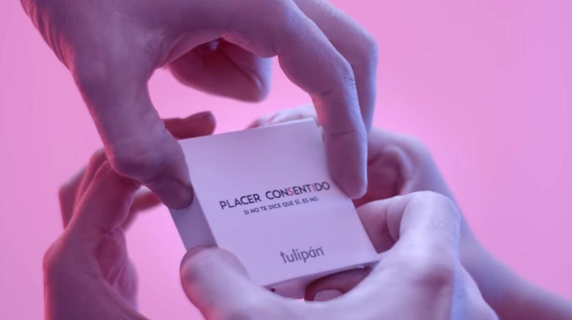 阿根廷情趣用品品牌「Tulipan」推出一款，需要2人4隻手才能打開的保險套。（翻攝自Totalmedios Noticias YouTube頻道）