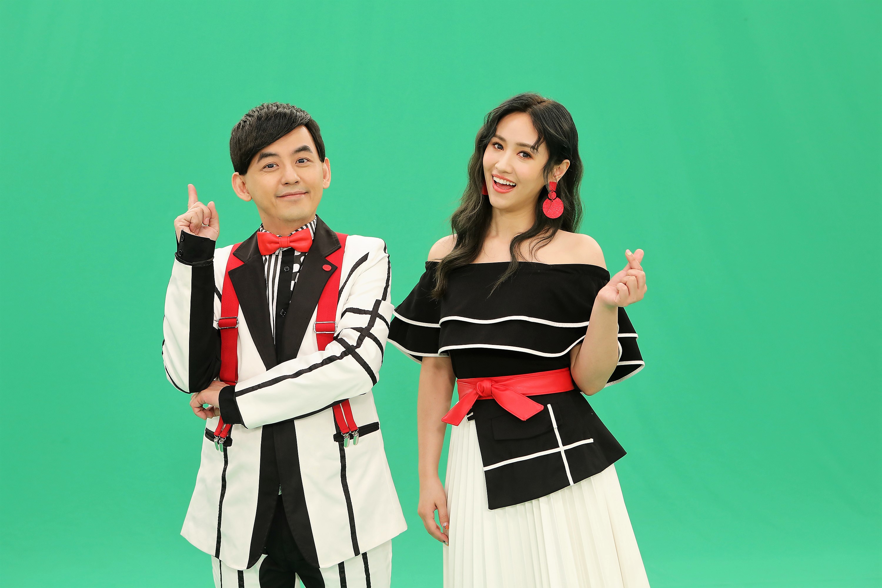 主持人黃子佼與吳姍儒拍攝宣傳短片，大玩變裝過戲癮 。（公視提供）