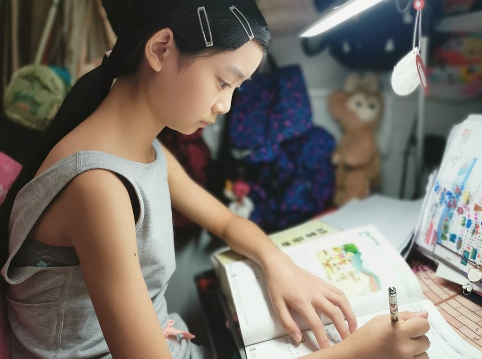 喬爸昨日po出喬喬在家複習期末考的照片，又被網友砲轟，呼籲還給孩子正常的生活，並已累積近萬退讚數。（翻攝自喬喬臉書）