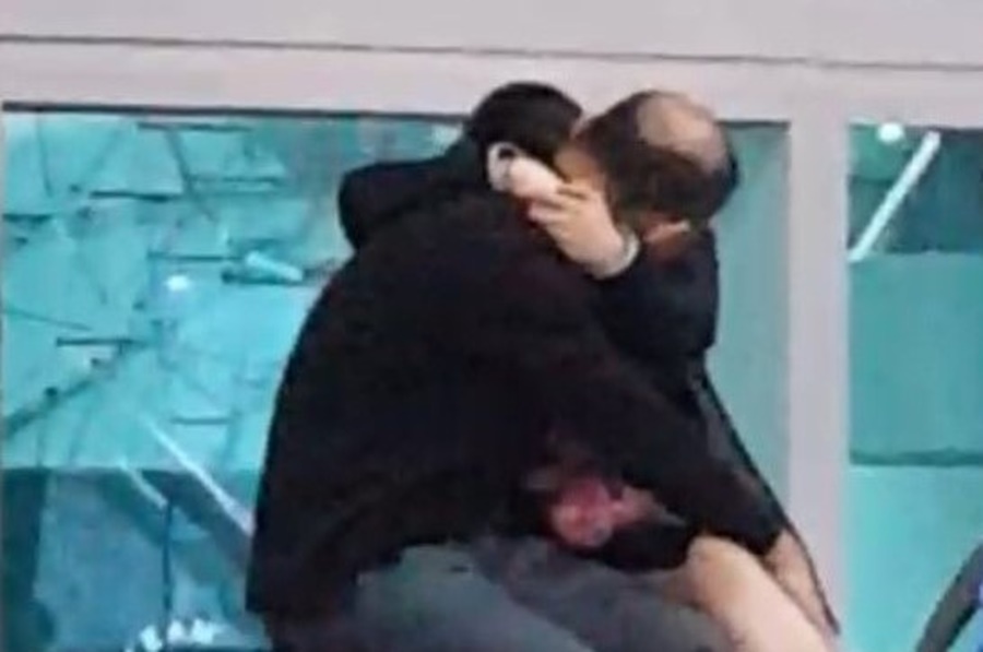 影片中，蘇姓教官對女子作出親吻、撫摸動作。（讀者提供）