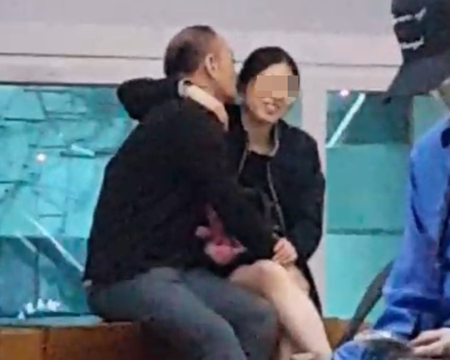 蘇姓教官與女子相擁，狀似親暱。（讀者提供）