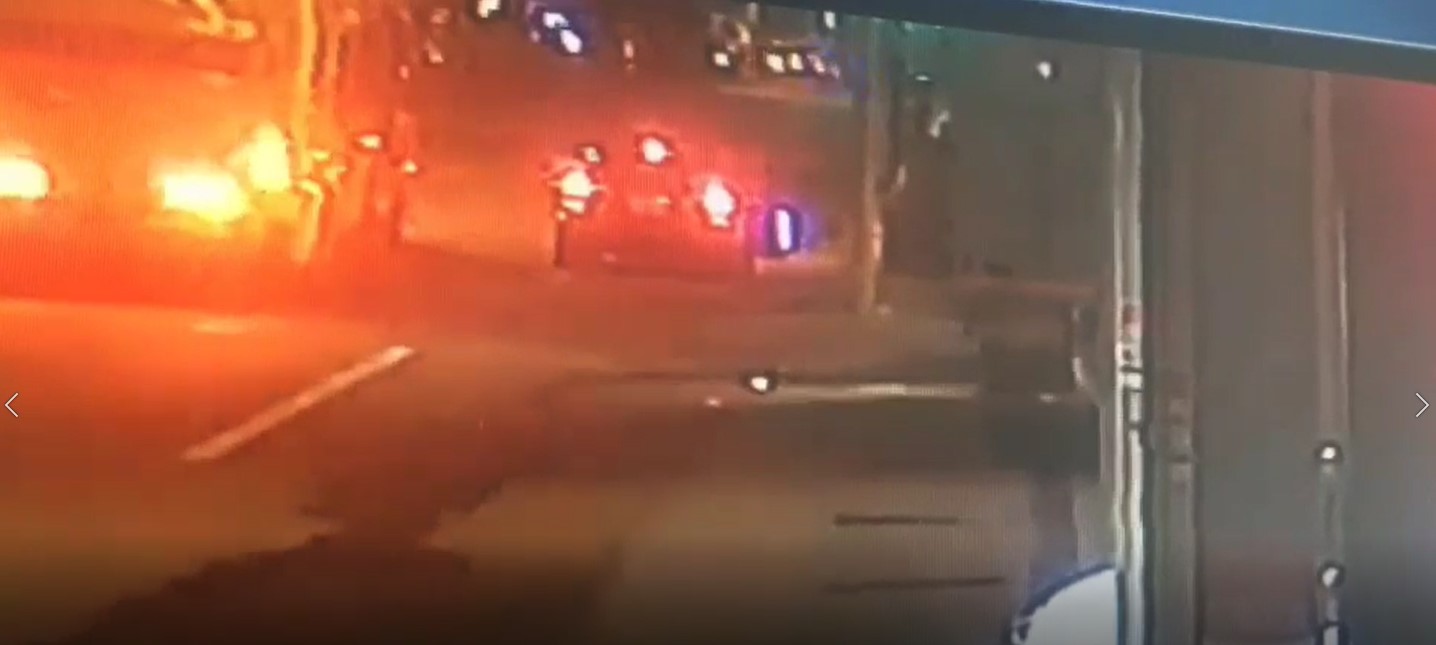 接應凶嫌的車輛被監視器拍下。（翻攝畫面）