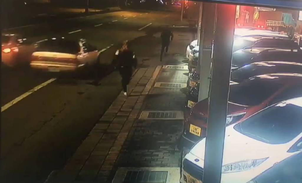 劉男遭砍後在街頭狂奔，凶嫌持刀在後追趕。（翻攝畫面）