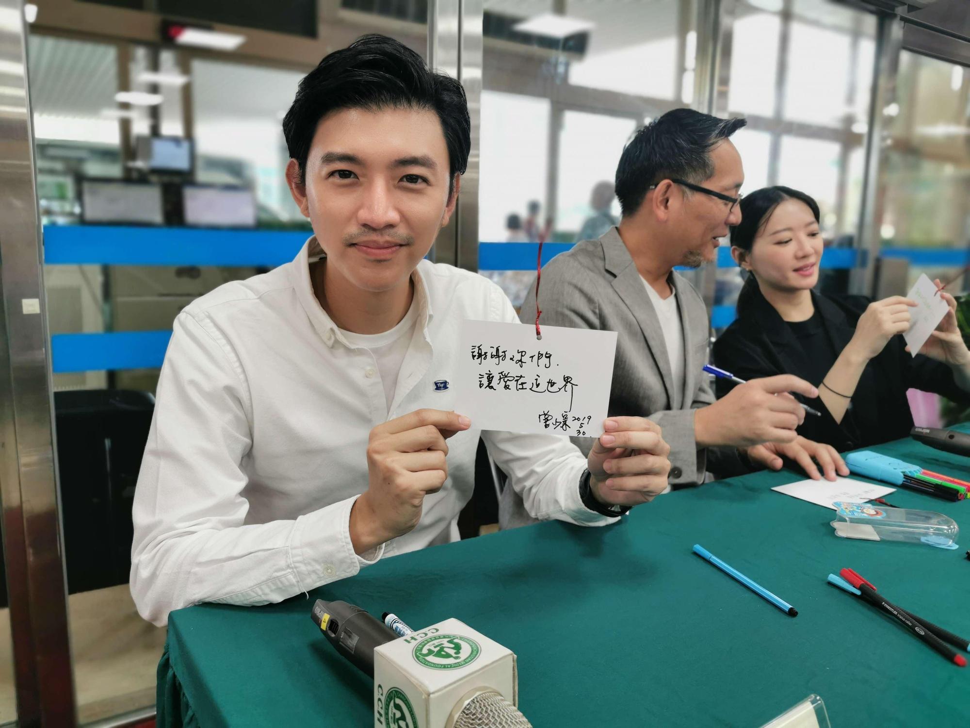 曾少宗今日到彰化基督教醫院,參與活動簽立器官捐贈同意書。(公視提供)