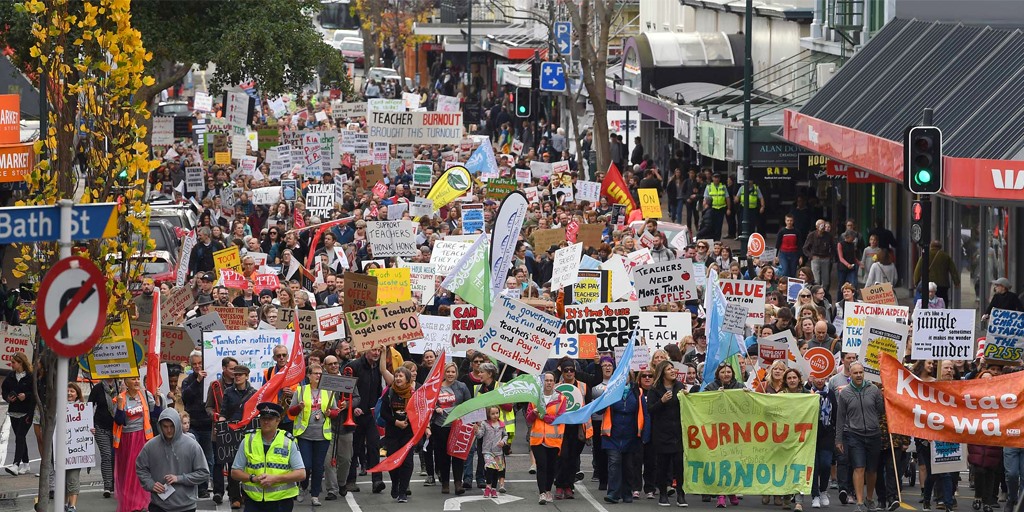 5月29日當天，超過5萬名紐西蘭教師走上街頭抗議惡劣的勞動狀況，6成學校因此停課。（翻攝自NZEI Te Riu Roa臉書）