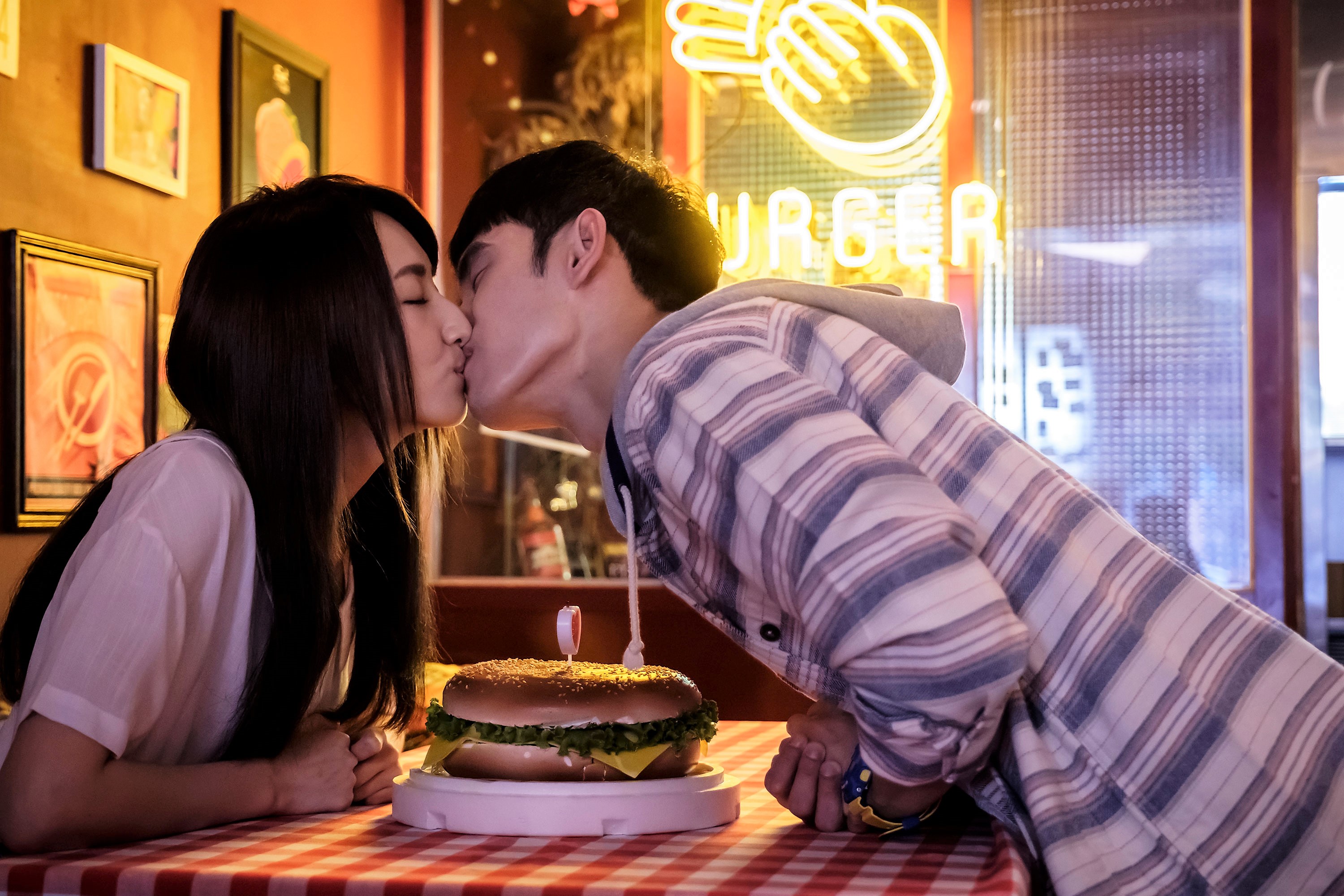 張書豪柯佳嬿灑狗糧浪漫接吻。（歐銻銻娛樂提供）