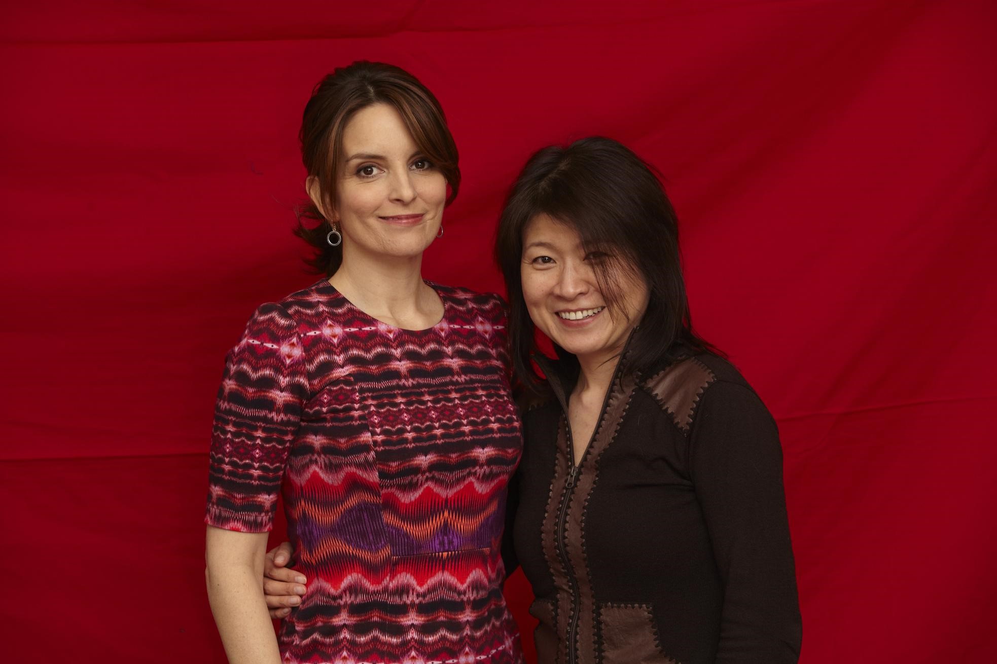 本文作者左敏琳（右）與身兼編劇、監製的喜劇明星蒂娜費合影。（左敏琳提供）