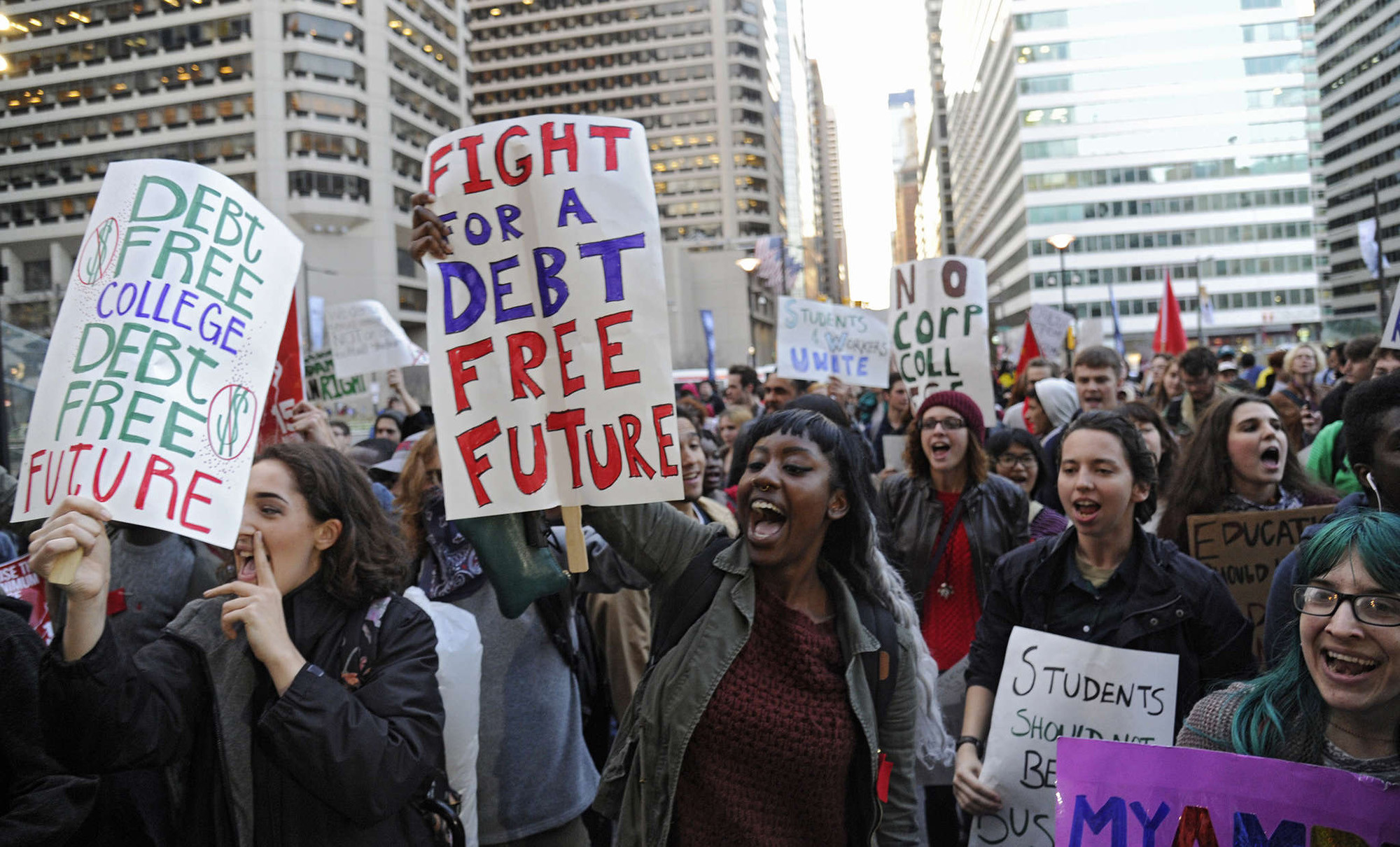 2019年3月，美國民眾在費城市政廳外發起示威，抗議大學學費貸款的嚴重財務負擔。（東方IC）