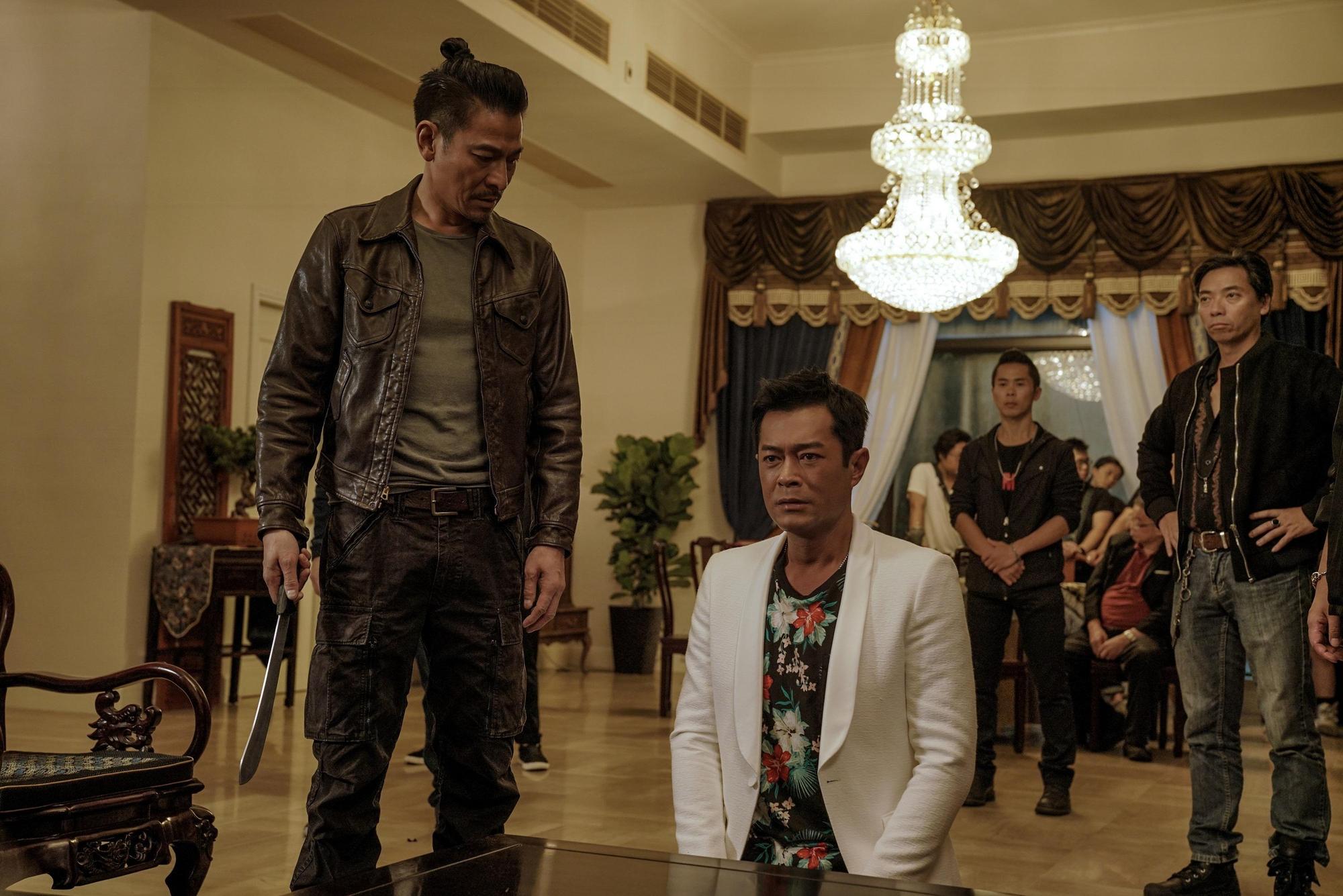 劉德華被交付用刀斬古天樂手指,用家法伺候的任務,他手上拿的竟是真刀,2人演起來都十分緊張。(華映提供)