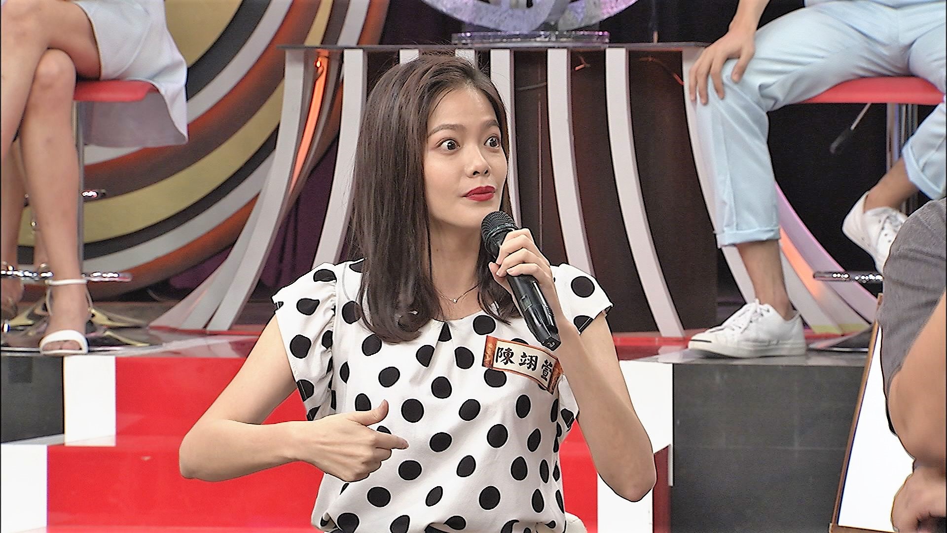 陳翊萱出外景體驗飛行傘，結果暈眩瀑布式嘔吐。（中天提供）