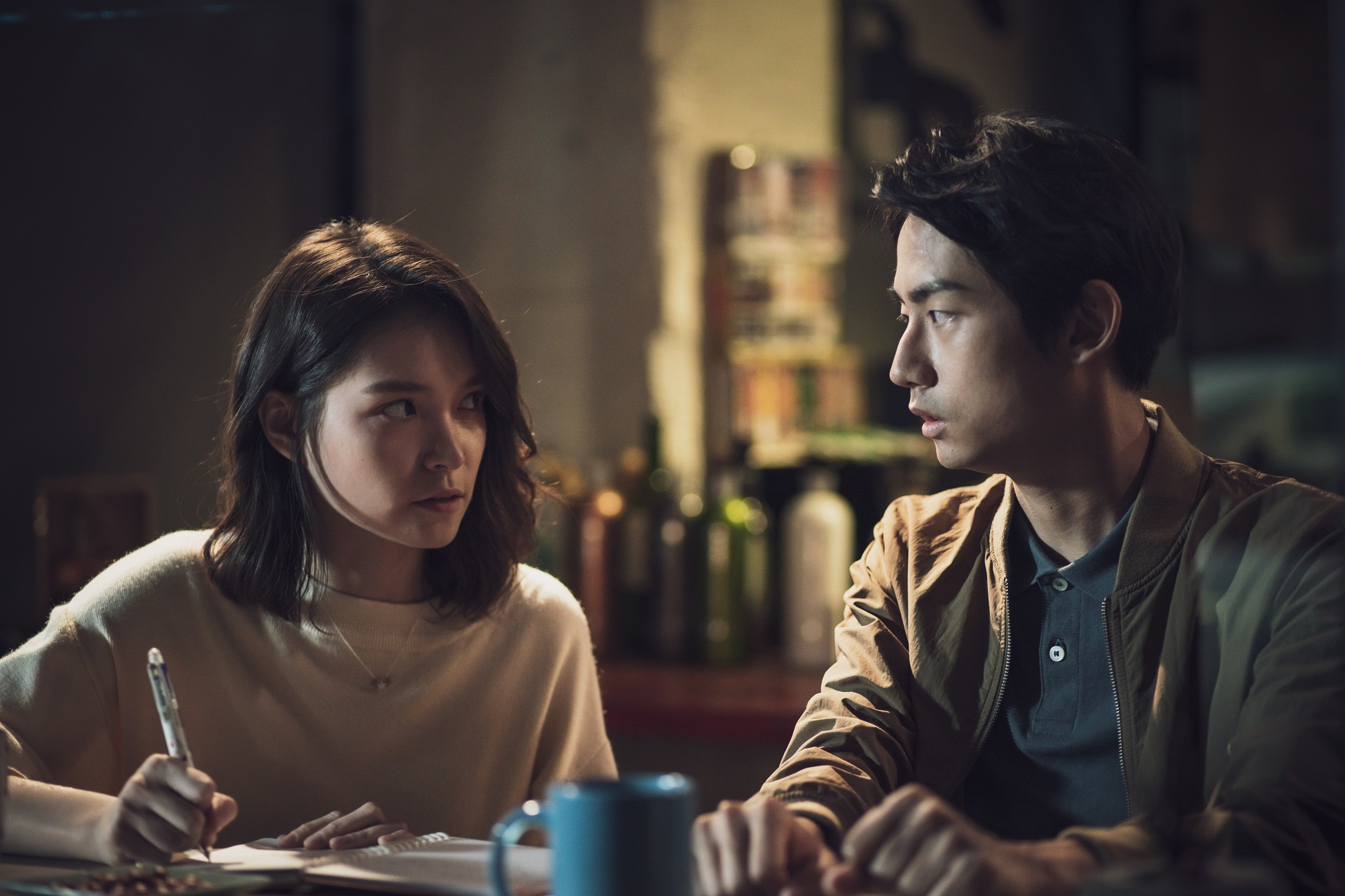 林鶴軒（右）、韓笙笙在《鏡文學驚悚劇場》演出〈肇事者逃逸〉，碰上神祕事件。（台北電影節提供）